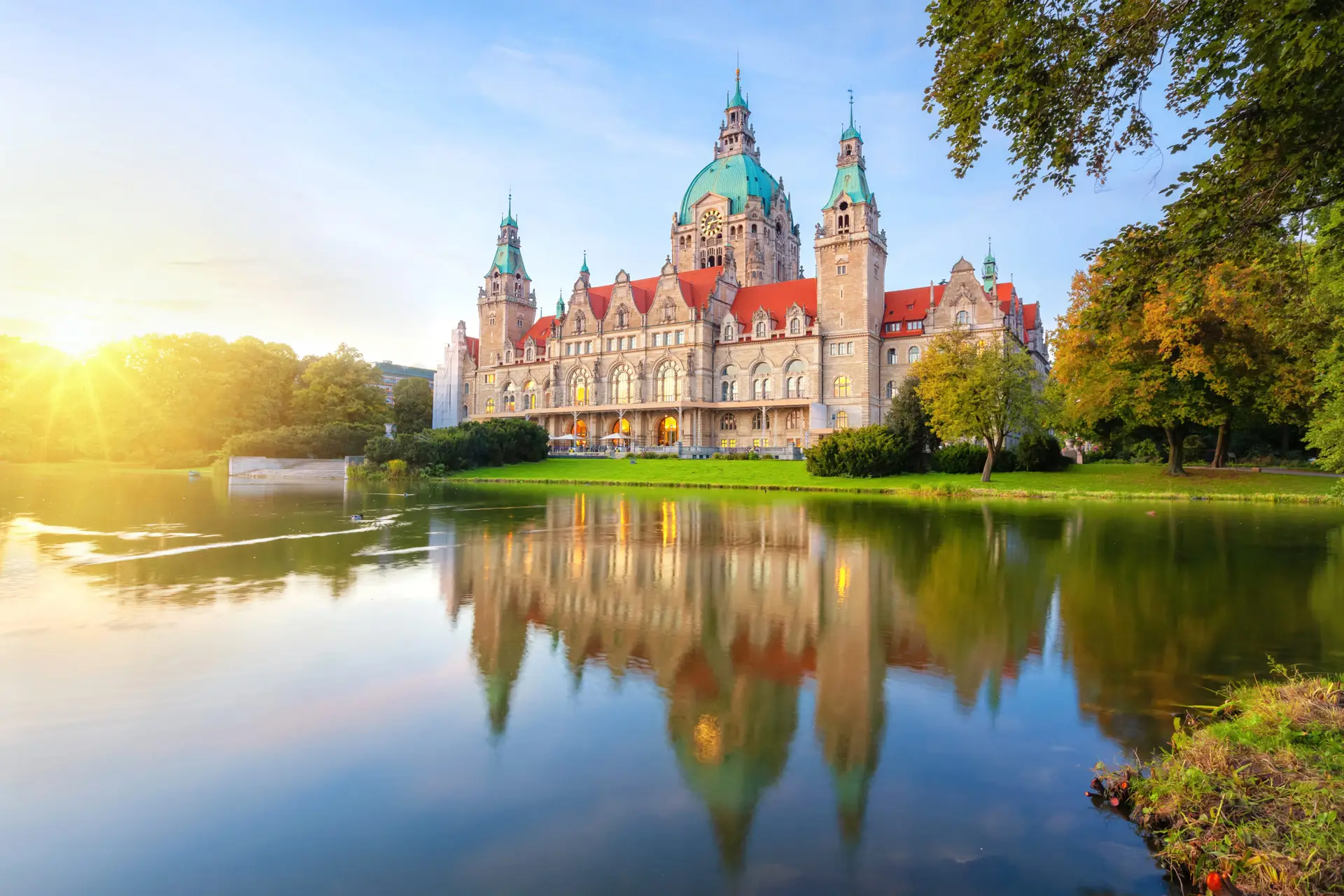 Neues Rathaus spiegelt sich im Wasser in Hannover