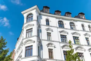 Weißes Altbauhaus in der Stadt