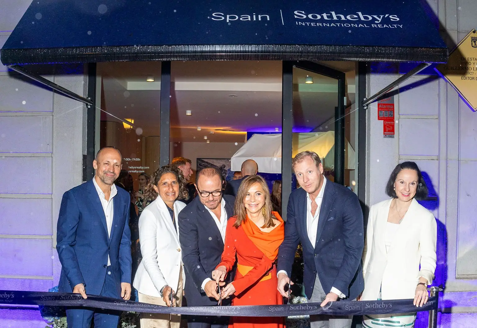Das Foto zeigt den Moment der Eröffnung des Sotheby´s Store in Madrid.