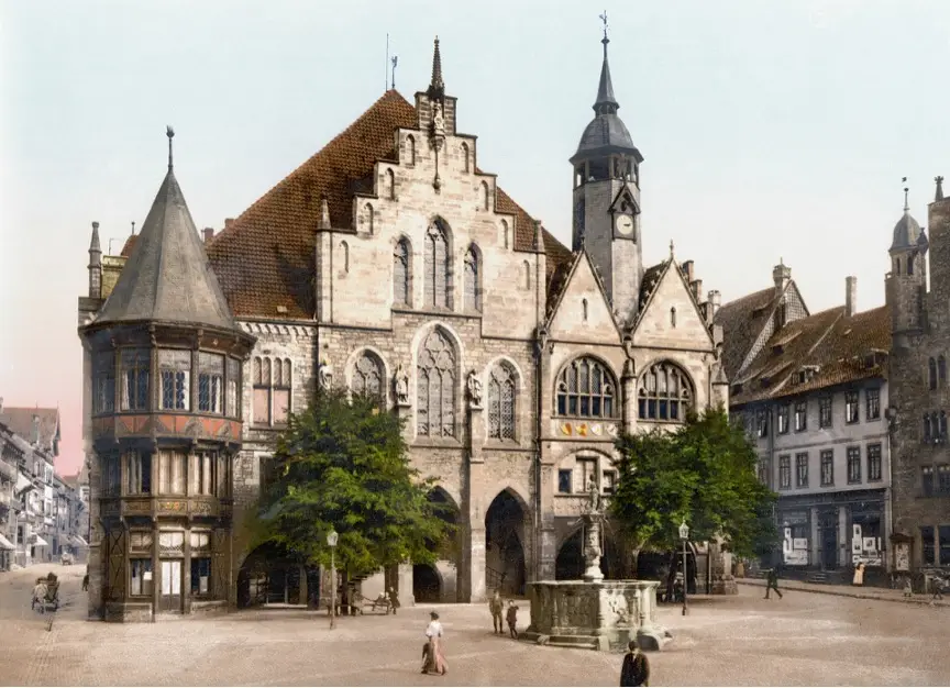 Historisches Rathaus und Marktplatz in Hildesheim mit Fachwerkbauten und Brunnen