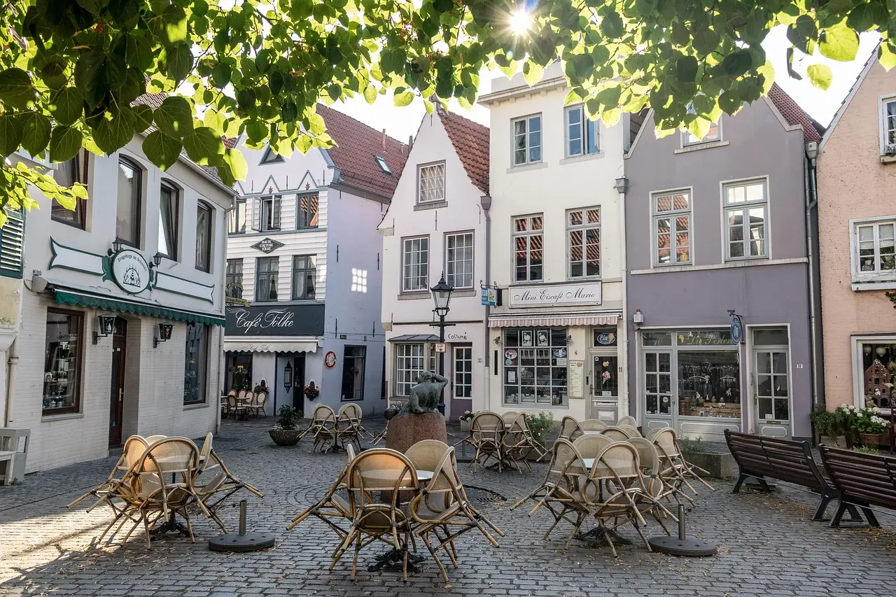 Straßencafé im Schnoorviertel Bremen mit Fachwerkhäusern und Kopfsteinpflaster