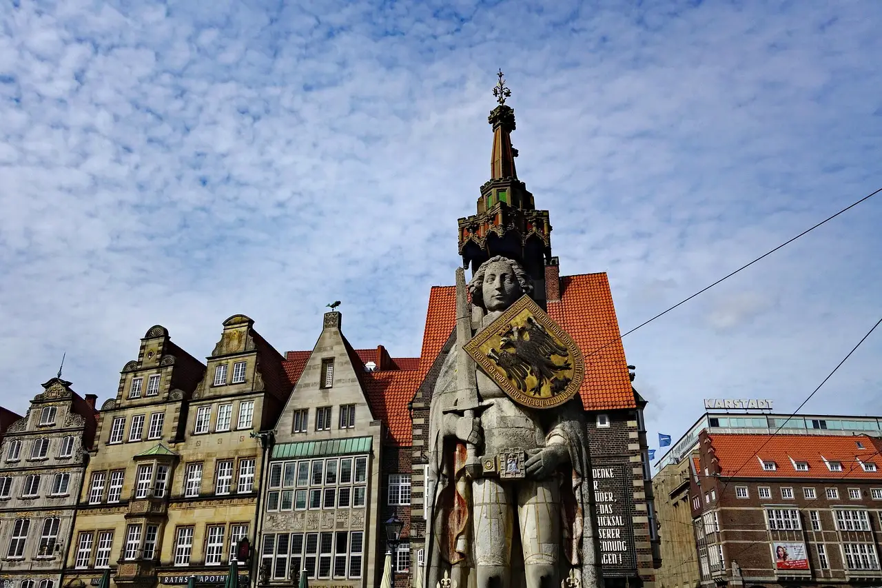 Rolandstatue auf dem Bremer Marktplatz mit historischen Gebäuden im Hintergrund