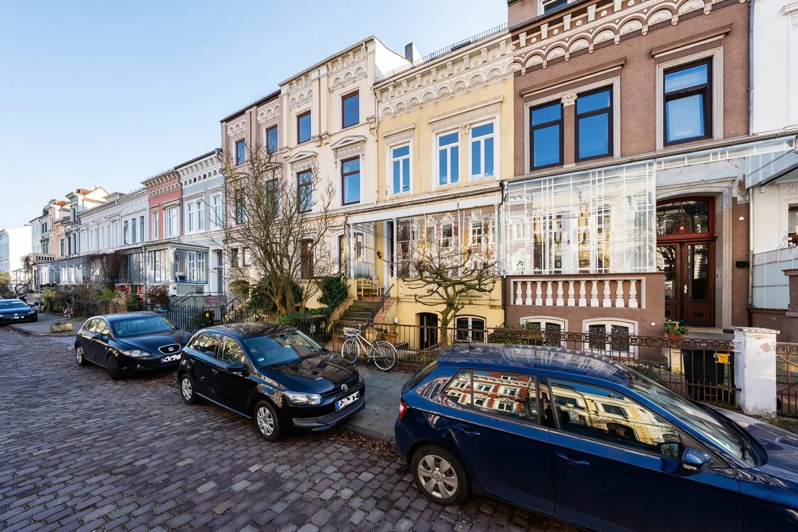 Straßenansicht von historischen Stadthäusern im Bremer Stadtteil Schwachhausen.