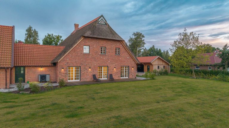 Außenansicht bei Dämmerung