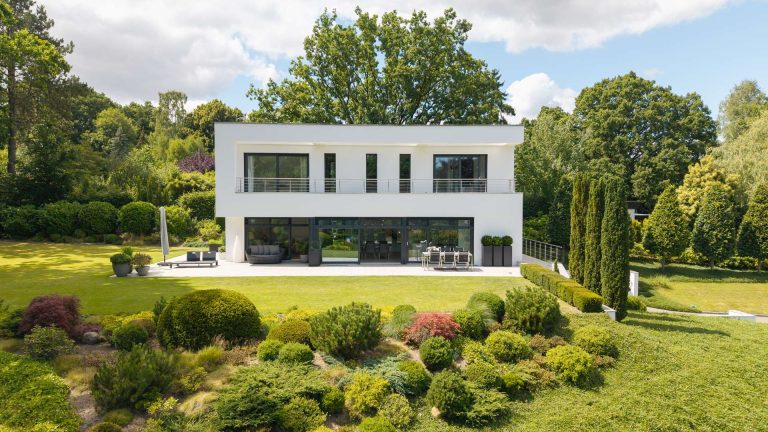 Waldesruh: Modernes Einfamilienhaus auf Traumgrundstück