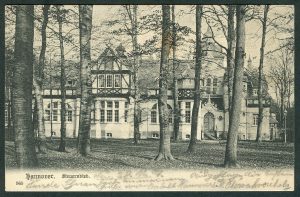 Historische Ansicht des Steuerndiebs im Henriettenviertel in Hannover, umgeben von altem Baumbestand