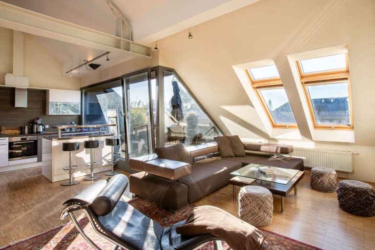 Wohnzimmer mit Blick auf die Loggia