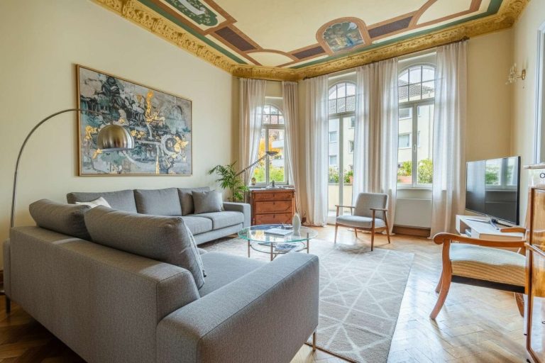 Repräsentativer Wohnsalon mit restaurierter Stuckdecke