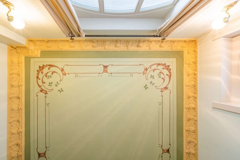 Stuckdecke mit kunstvoller Jugendstilmalerei