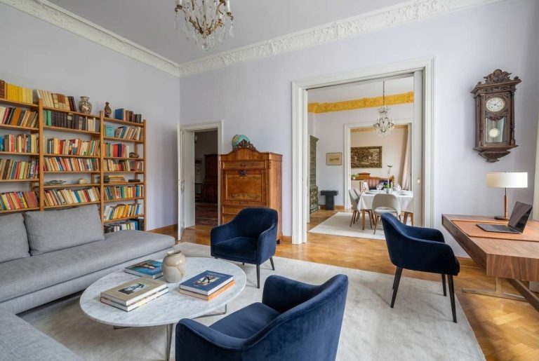 Großzügiger Salon mit klassischem Raumverbund