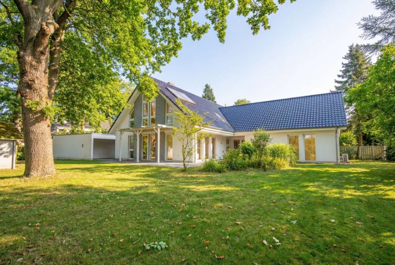 Blick in den parkähnlichen Garten