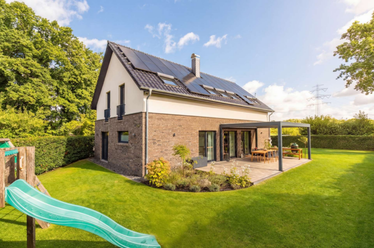 Moderne Außenansicht mit PV-Anlage