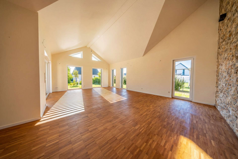 Großzügiges, sonnendurchflutetes Wohnzimmer