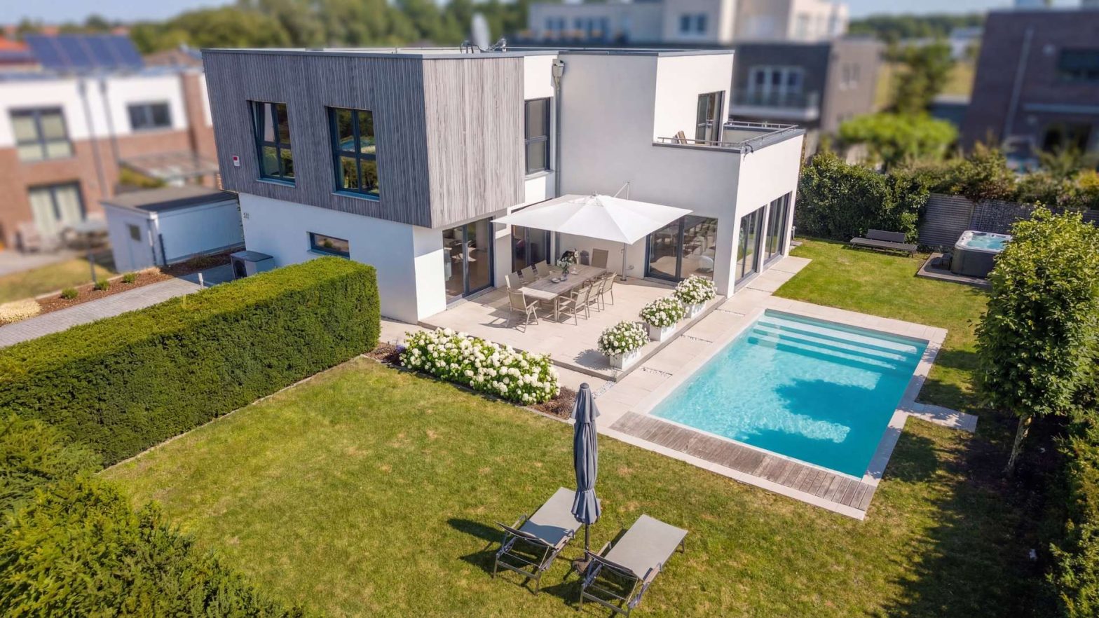 Moderne Stadtvilla mit Garten und Pool