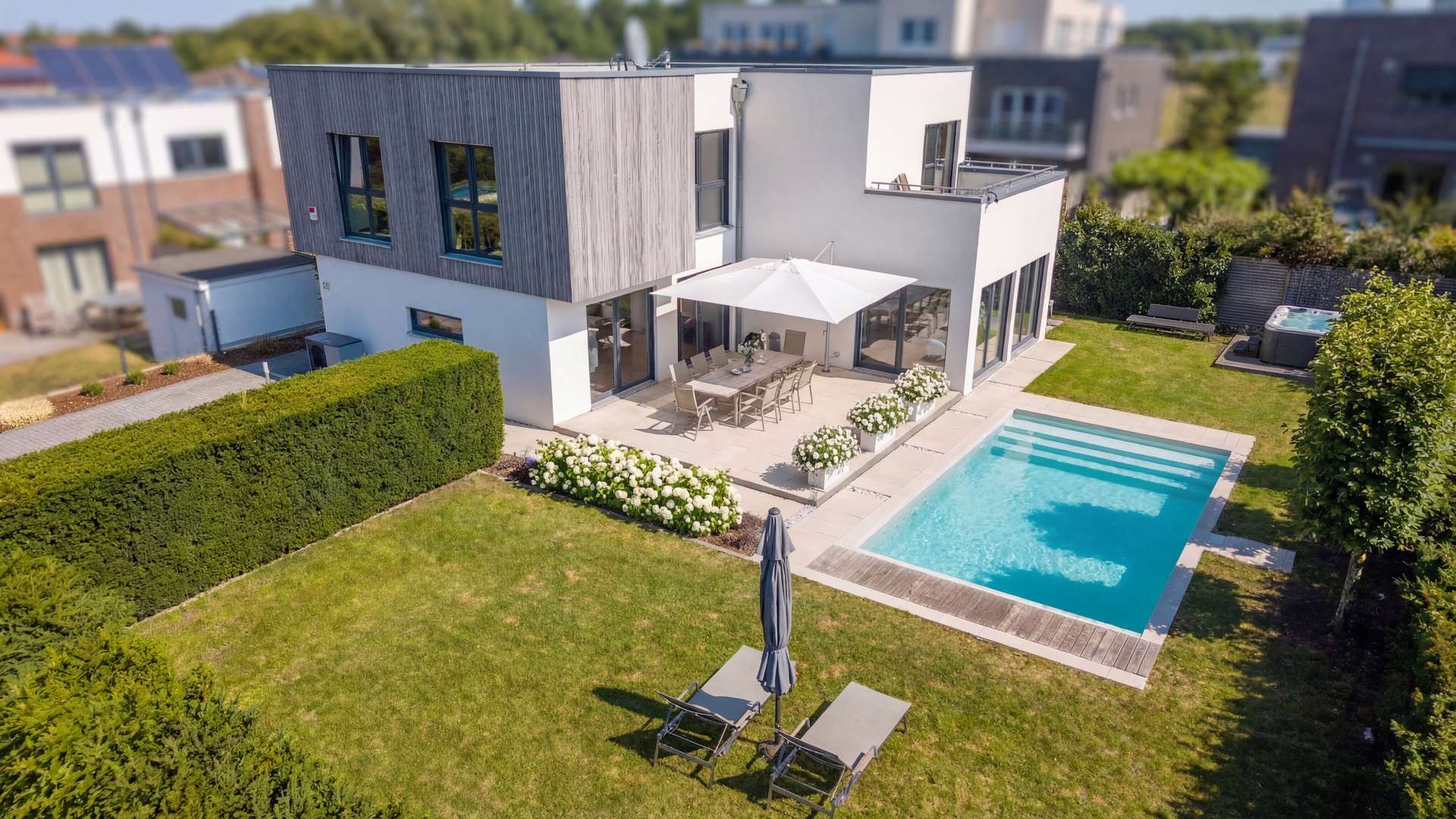 Moderne Stadtvilla mit Garten und Pool