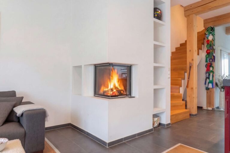 Eleganter Kamin als zentrales Gestaltungselement