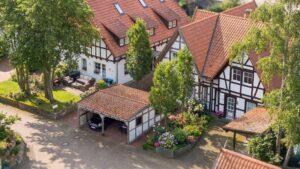 Charmantes Fachwerkensemble in historischer Hoflage