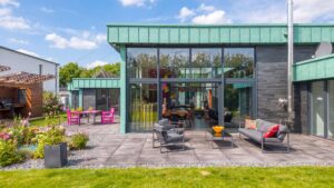 Individueller Architektenbungalow in direkter Golfplatzlage