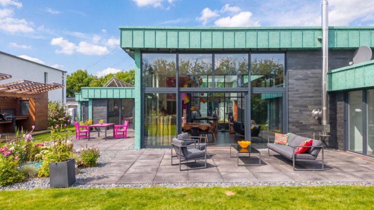 Individueller Architektenbungalow in direkter Golfplatzlage