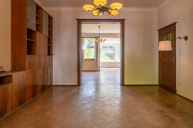Blick Wohnzimmer ins Esszimmer mit Schiebetüre