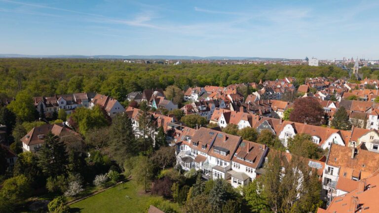 Luftbild mit Garten- und Rückansicht des Hauses