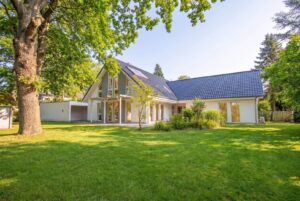 Einfamilienhaus in Isernhagen-Süd Blick in den parkähnlichen Garten