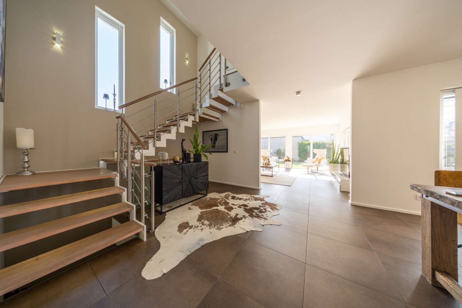 Designtreppe mit Blick in den Wohnbereich
