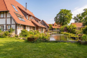 Großburgwedel: Historisches, traumhaftes Fachwerkensemble mit Baugrundstück