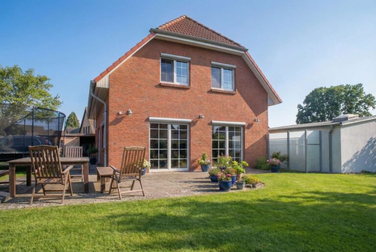 Modernisiertes Einfamilienhaus mit großzügigem Grundstück in ruhiger Wohnlage