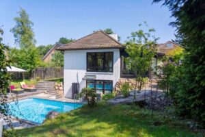 Exklusiver Bungalow mit Traumgarten, Pool & moderner Technik in Maschen