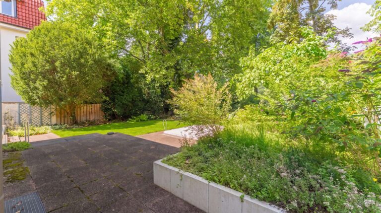 Blick in Garten und auf den swimming pool