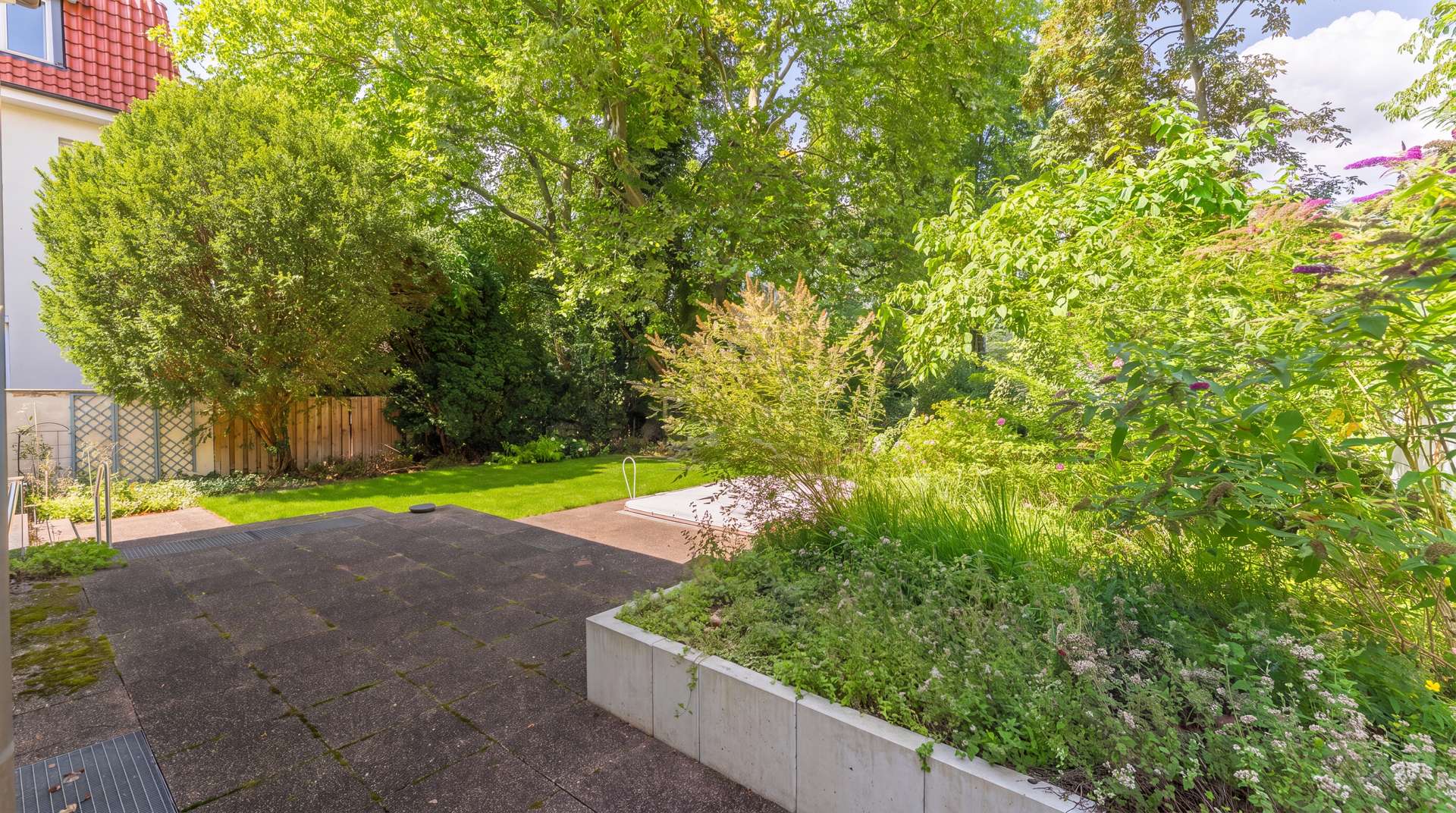 Blick in Garten und auf den swimming pool