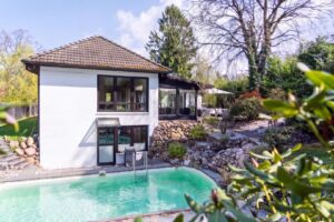 Exklusiver Bungalow mit Traumgarten, Pool & moderner Technik in Maschen