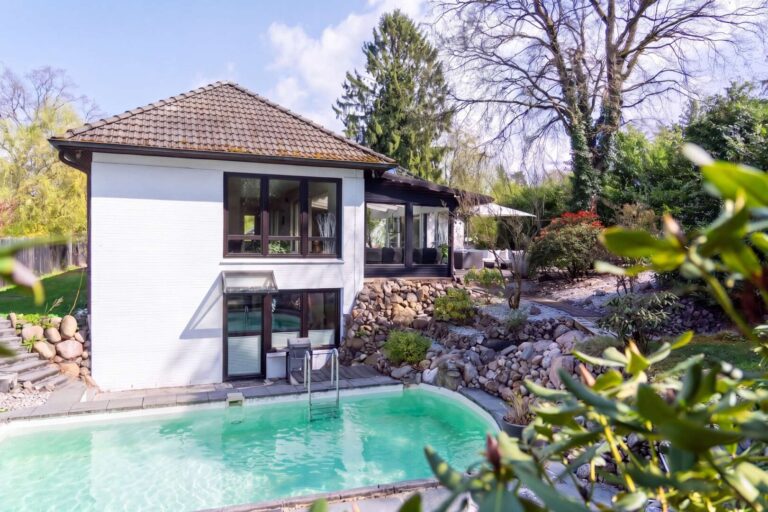 Exklusiver Bungalow mit Traumgarten, Pool & moderner Technik in Maschen