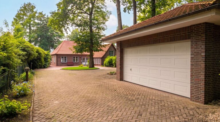Garage und Einfahrt mit Rondell