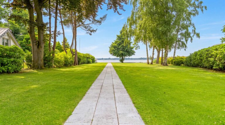Garten mit Weg zum Meer
