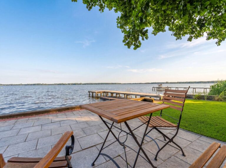 Wasserterrasse unter Bäumen