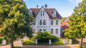 Jugendstilvilla mit Weitblick und direkter Allerlage im begehrten Burgbergviertel