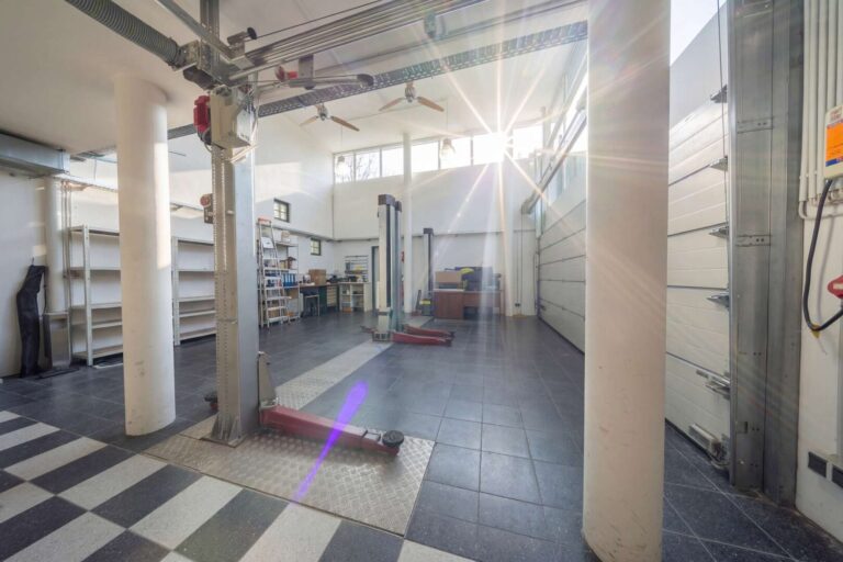 Garage mit Hebebühne