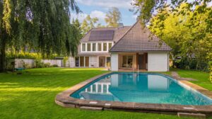 Außenansicht mit Pool