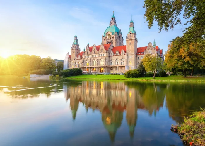 Wohnung kaufen in Hannover Neues Rathaus spiegelt sich im Wasser in Hannover