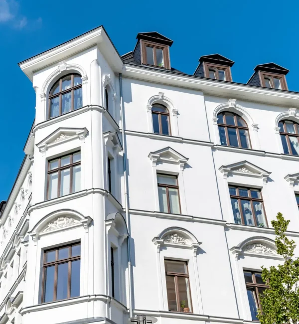 Weißes Altbauhaus in der Stadt