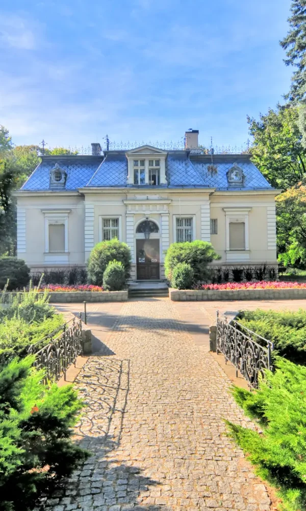 Foto einer Villa im Grünen