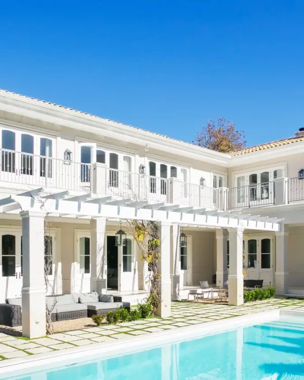 Weiße Villa mit Außenpool